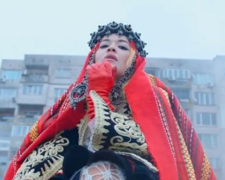 Изумително! Рита Ора се премени с българска носия, събра погледите в Перник