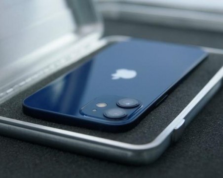 Малък телефон, голям провал: Какво се случва с един от моделите iPhone 12?