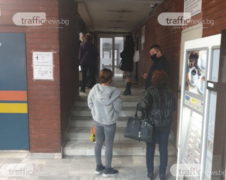 Продължават опашките пред Кадастъра в Пловдив, хората чакат с часове по стълбите