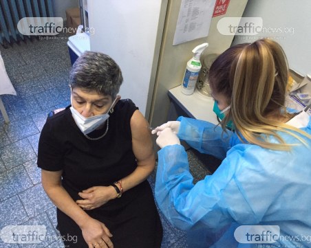 Първите учители в Пловдив получиха ваксините срещу COVID-19