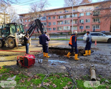 Спукан водопровод е наводнил бул.