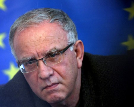 Цветозар Томов: Трябва да спрат да лъжат хората, че ще бъдат ваксинирани, ако са членове на СИК