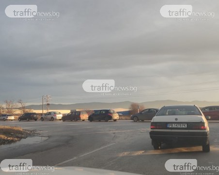 В час пик: Километрична колона от автомобили на изхода на Пловдив
