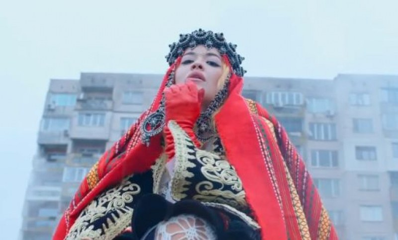 Изумително! Рита Ора се премени с българска носия, събра погледите в Перник