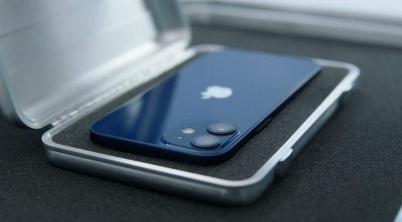 Малък телефон, голям провал: Какво се случва с един от моделите iPhone 12?