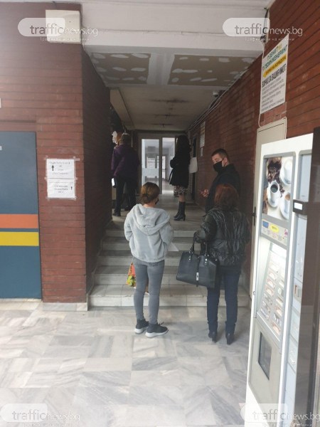 Продължават опашките пред Кадастъра в Пловдив, хората чакат с часове по стълбите