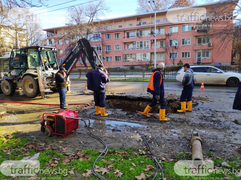 Спукан водопровод е наводнил бул.