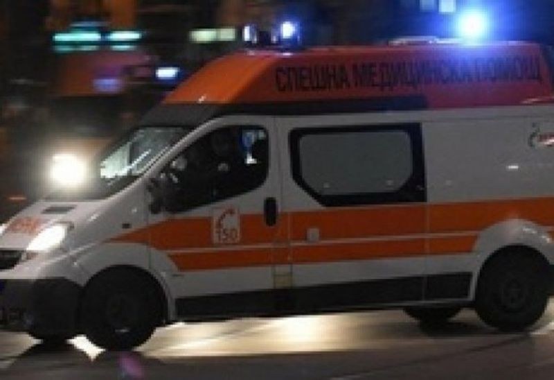 Тежка катастрофа: Кола се вряза в спирка във Варна, има пострадал
