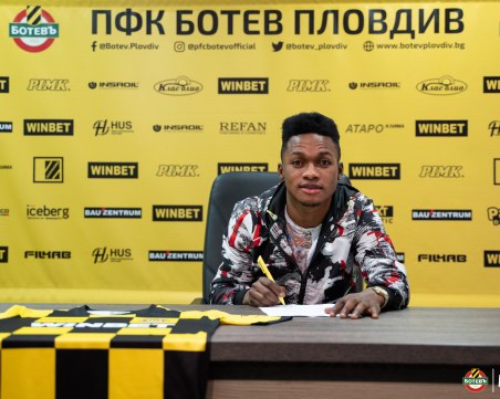 Ботев официално подписа с Емануел Току