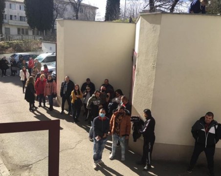 Десетки чакат на опашка, за да дарят кръв за болно момиченце