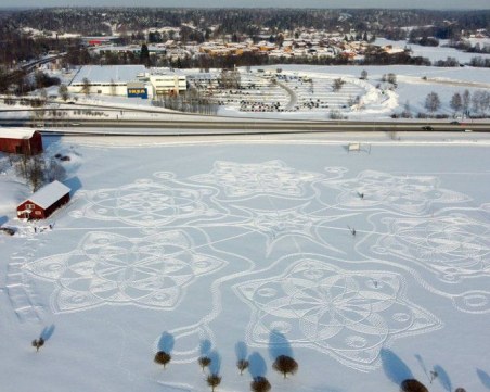 Гигантска мрежа от геометрични шарки се появи на голф игрище във Финландия