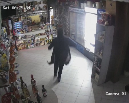 Крадец разби врата на магазин с щанга, обра го за 14 секунди