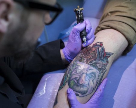 Край на цветните татуировки! ЕК забранява част от боите