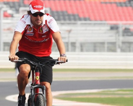 Приеха Фернандо Алонсо в болница след пътен инцидент