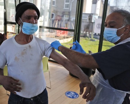 Ваксинират безплатно бездомни във Великобритания