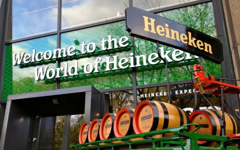 Heineken уволнява 8000 работници, насочва се към онлайн продажбите