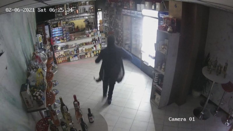 Крадец разби врата на магазин с щанга, обра го за 14 секунди