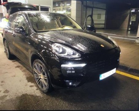 Двама опитаха да преминат границата с крадено Порше