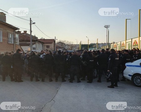 Хулиган се съблече чисто гол в пловдивско районно, задържали го след пререкания с полицията в Коматево
