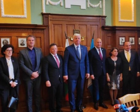 Реформи? Новата структура на Община Пловдив  - като старата, ама нова