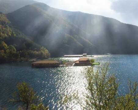 Собственичка на плаващо имение в язовир Въча не иска да го премахне, спори за отказано разрешително