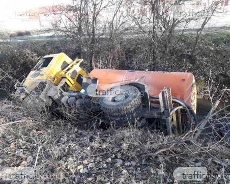 Цистерна се обърна в канавка на пътя Пловдив-Пазарджик