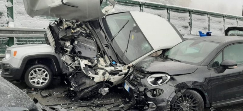25 коли се удариха на магистрала в Италия, има загинали