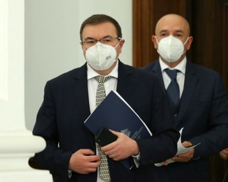 Ходи ли министър Ангелов по заведения? Ресторантьори предлагат награда, ако го спипате в крачка