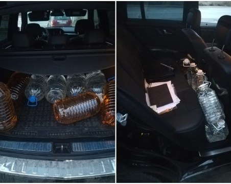 Спипаха 150 литра незаконен алкохол в багажник на кола в Пловдив