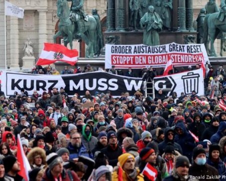 Въпреки забраната: Стотици скочиха на протест срещу мерките във Виена