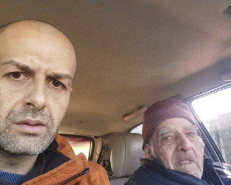 За пример! Младеж откри безпомощен човек с голяма сума пари и го отведе в районното