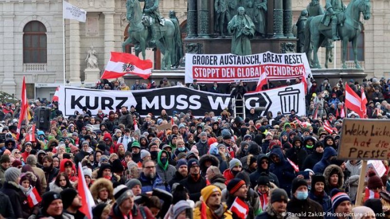 Въпреки забраната: Стотици скочиха на протест срещу мерките във Виена