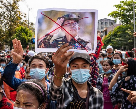 Арестувани журналисти и стрелба по протестиращи в Мианма