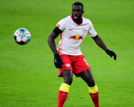 Байерн обяви трансфера на Упамекано