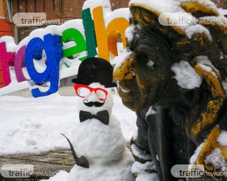 Елегантен снежен човек се появи на Главната в Пловдив