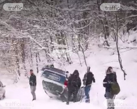 Катастрофа по пътя за хижа Здравец! Кола се е обърнала по таван