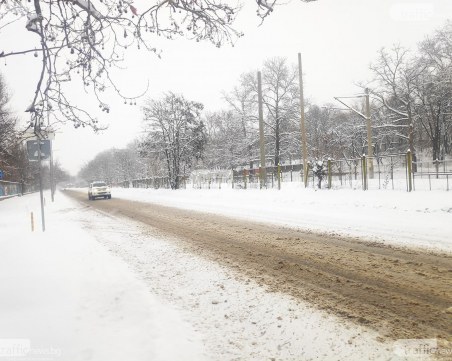 Над 900 машини са чистили пътищата в страната през нощта
