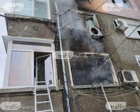 Пожар избухна в Пловдив! Евакуираха семейство, четири пожарни гасиха пламъците