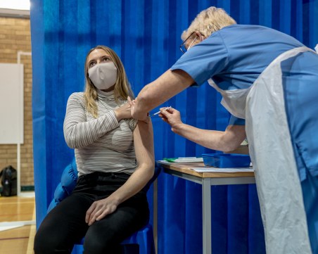 Великобритания обяви, че е ваксинирала 15 милиона