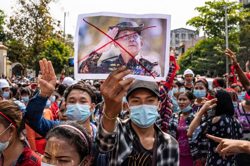 Арестувани журналисти и стрелба по протестиращи в Мианма