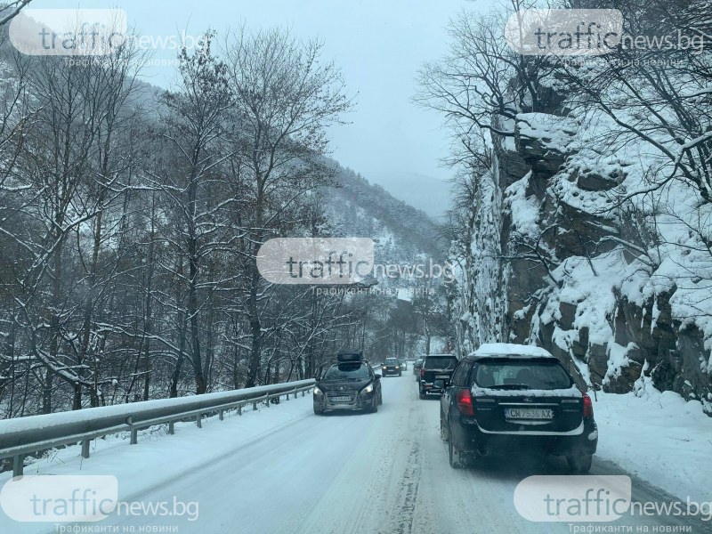 Колони от автомобили на пътя Асеновград-Пампорово, движението е затруднено