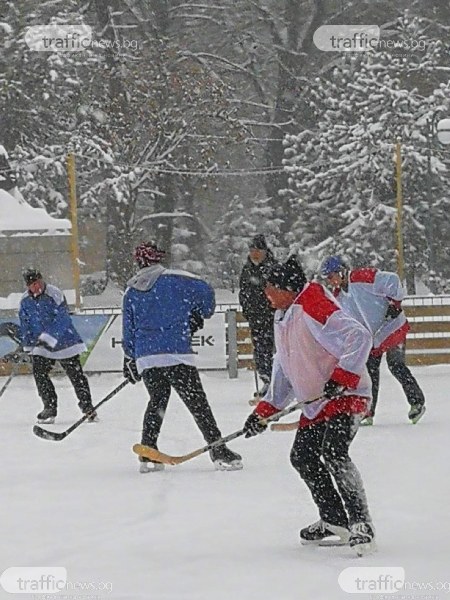 Ледената пързалка в Пловдив стана игрище за хокей