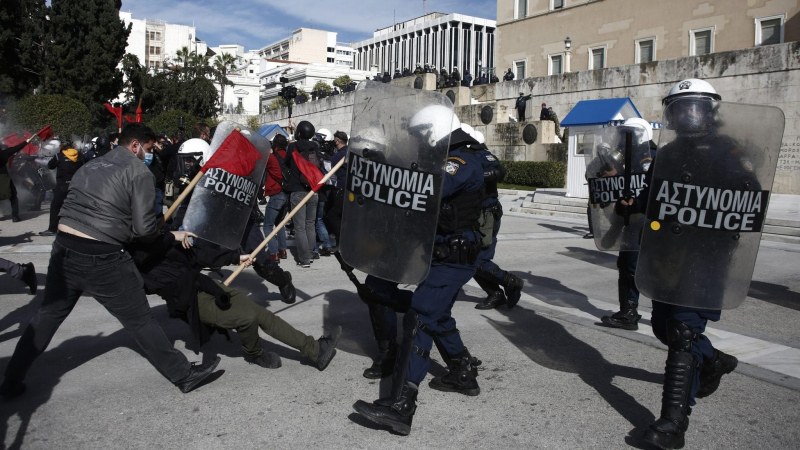 Протести в Атина заради мерките, полицията използва сълзотворен газ