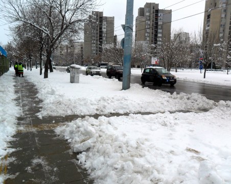 Чистят снега от малките улички и пешеходните зони в Пловдив