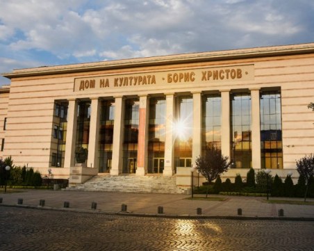 Музикалното кани на концерт на зрелостници, посветен на патрона на училището Добрин Петков