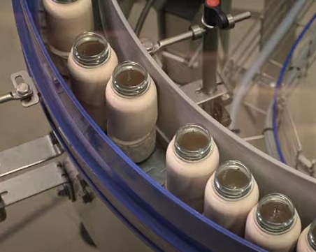 Тестват хартиени бутилки за газирани напитки, предназначени за широка употреба