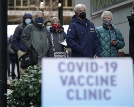 Учени с хипотеза: Вирусът може никога да не изчезне, но да се превърне в леко неразположение