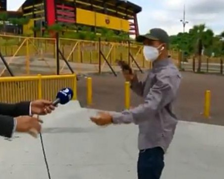 Заплашиха и ограбиха журналист по време на живо включване