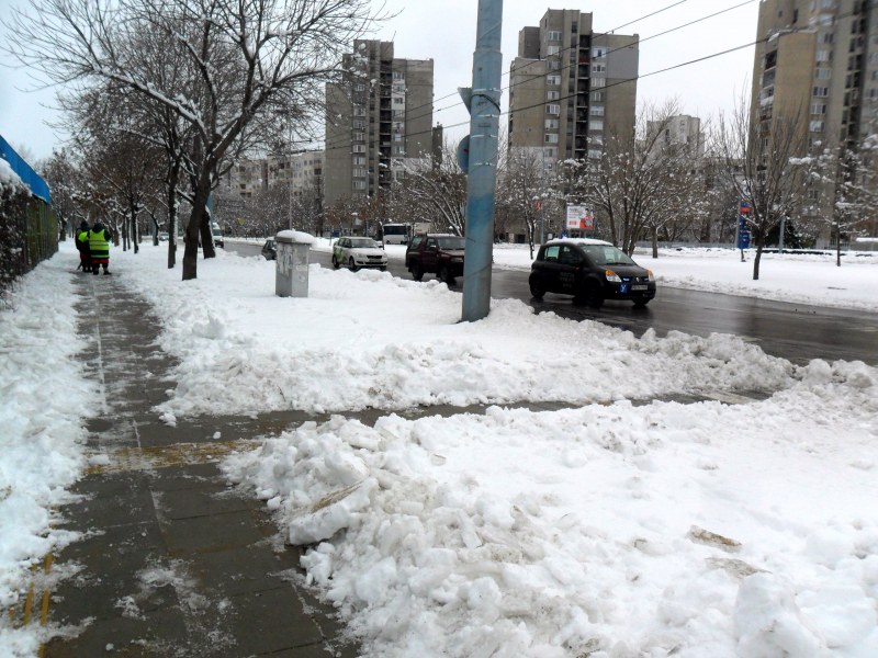 Чистят снега от малките улички и пешеходните зони в Пловдив