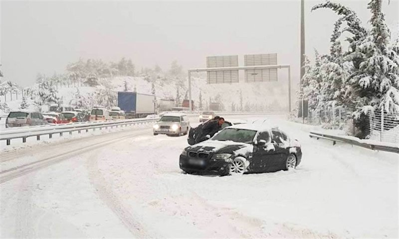 Гърция затваря основна пътна артерия заради лошото време